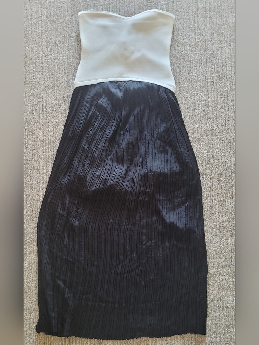 NWOT Moon River White And Black Strapless And Pleated Maxi Dress